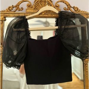 Aritzia black puffy top in size medium!